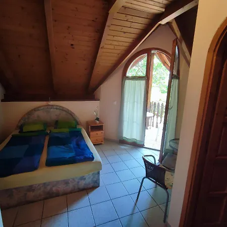 White House - Ex Tesz Vendeghaz Bed & Breakfast *